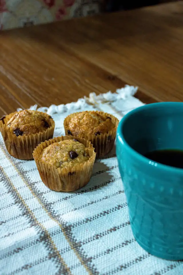 Deliciosos muffins caseros de pan de maíz con tomillo, hechos con ingredientes naturales, ofreciendo una merienda saludable.